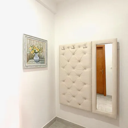 Luna Blanca - 1 Minute From The Apartment Golem (Tirana)