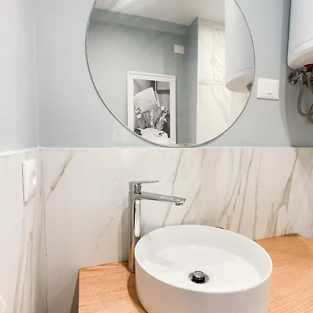 Luna Blanca - 1 Minute From The Apartment Golem (Tirana)